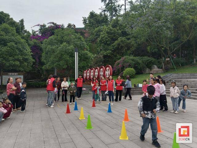 阳社区开展为盲人让路主题活动关爱视障 你我“童”行 向(图2)